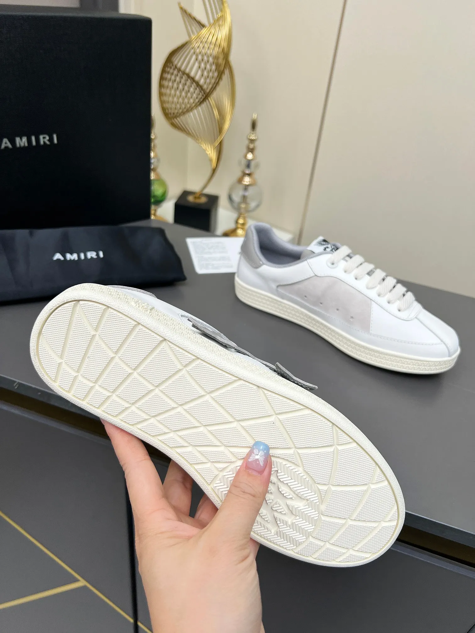 Men's Men's Shoes 💰580 Bone Shoes · AMIRI Skel-Top AMIRI 🔥 launches a new "ThePacific" series of low-top casual sports moral training shoes in the early spring of 2025. This iconic shoe covers men's and women's shoes, drawing inspiration from the brand's classic sports style and elegantly integrating West Coast style. "The Pacific" contrasting five-pointed star series is rooted in Amiri's unique California genes, showing the freedom and leisure atmosphere of the West Coast. This series launches two styles that incorporate the brand's iconic elements: the leather version is made of pure white leather with a same-color sole, and is embellished with star patterns on the side of the shoe, just like the bright starry sky of California. The black and ocean blue colors are shared by men and women, and there is also a red star model exclusive for men and a light pink star model exclusive for women. The suede model is decorated with the brand's classic bone pattern on the side of the shoe. The rubber sole and suede fabric complement each other. The color scheme covers black, chocolate and sand, and is suitable for both men and women. Made of imported cowhide and decorated with bone pieces on the sides of the upper, it is novel and unique and has a good three-dimensional effect! High-density breathable mesh lining + original molded TPU outsole 🙏 Recommended by celebrities, bloggers and internet celebrities, 🚵🏻 an indispensable item for shopping, partying and traveling. One of the most unmissable sneakers in 2025 ✦Color: 10 colors available ✦Size: Women’s size 35--40 ✦Size: Men’s size 39--45,